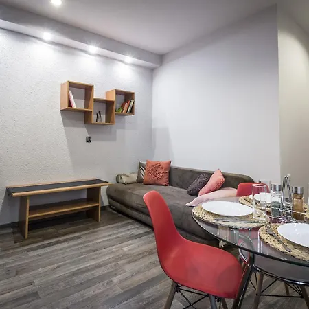 Cozy In Quiet Center Apartment *